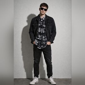 Hot Topic Monochrome Graphic Men's Shirt